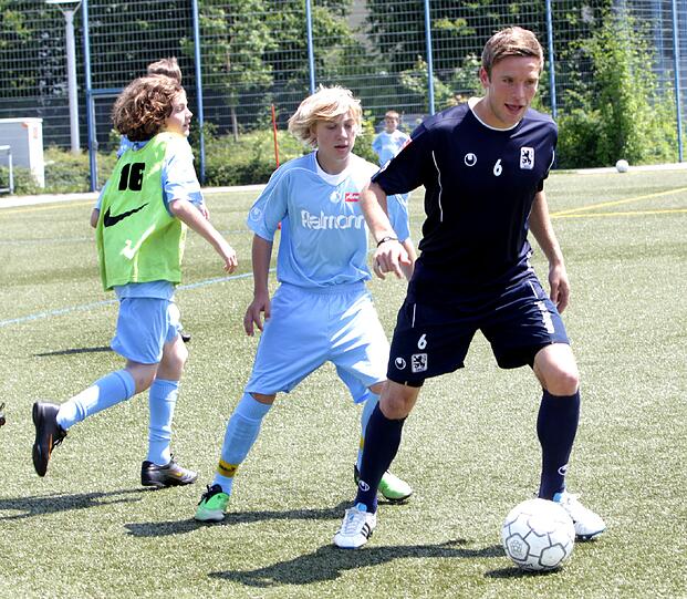 Auch die Profis hatten Spaß: Hier kickt Löwenspieler Dominik Stahl mit den Nachwuchsspielern.