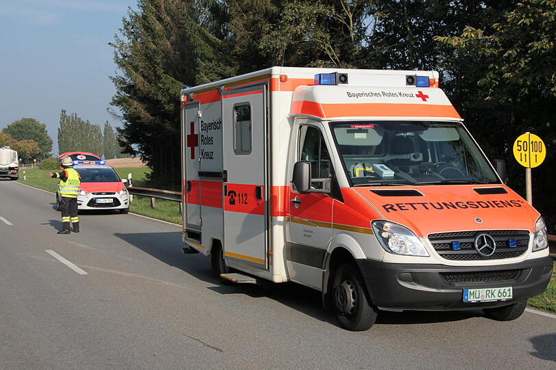 Zwischen Mühldorf und München kommt ein Münchner Fahrer von der Straße ab und fährt in eine Baumgruppe. Danach stürzt das Auto vier Meter tief. Wie schwer der Fahrer verletzt wird, ist unklar.