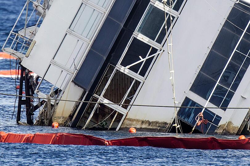 Die aufwendige Bergungsaktion der havarierten "Costa Concordia" ist angelaufen. Ganz langsam richtet sich das Kreuzfahrtschiff auf. Die Bilder von der spektakulären Bergung.