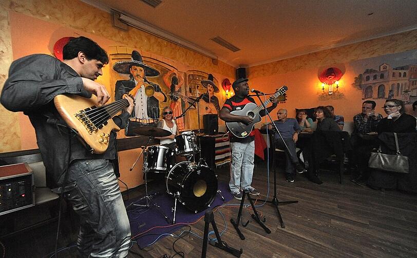 In der Schwanthalerstraße 3, im "La Fiesta" heizen Vando Oliveira und seine Band dem Publikum ein.
