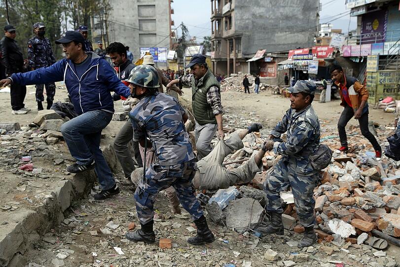Ausnahmezustand in Kathmandu: Nach dem schwersten Erdbeben seit über 80 Jahren wurde in Nepal der Notstand ausgerufen. Die erschütternden Bilder.