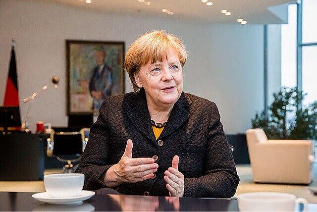 Interviewtermin im Kanzleramt: Angela Merkel im Gespräch mit der AZ. Auf dem Gemälde im Hintergrund: Konrad Adenauer.