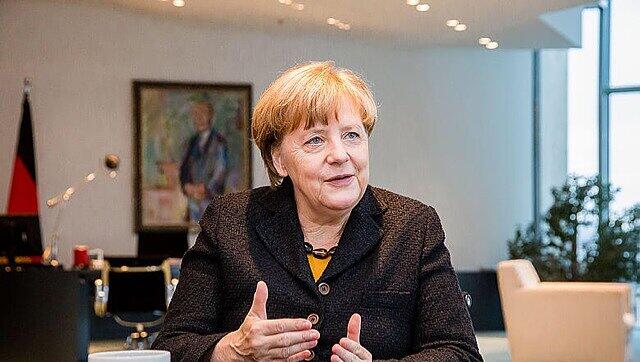 Interviewtermin im Kanzleramt: Angela Merkel im Gespräch mit der AZ. Auf dem Gemälde im Hintergrund: Konrad Adenauer. Interviewtermin im Kanzleramt: Angela Merkel im Gespräch mit der AZ. Auf dem Gemälde im Hintergrund: Konrad Adenauer.