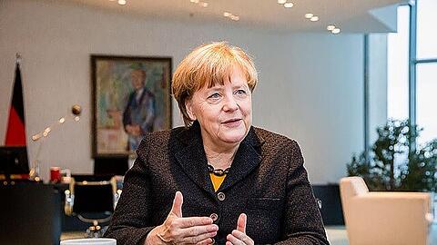 Interviewtermin im Kanzleramt: Angela Merkel im Gespräch mit der AZ. Auf dem Gemälde im Hintergrund: Konrad Adenauer.