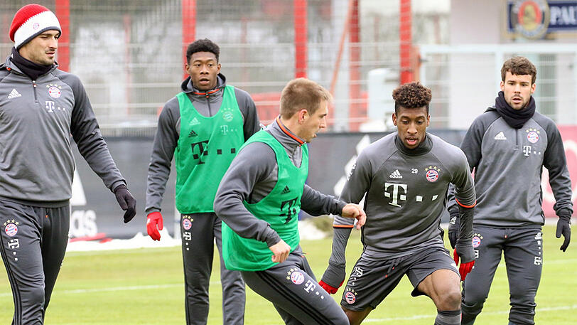 Bayern-Kapitän Philipp Lahm und Kingsley Coman (Bildmitte) sind zurück im Kreise ihrer Teamkollegen - von links Mats Hummels, David Alaba und Juan Bernat.