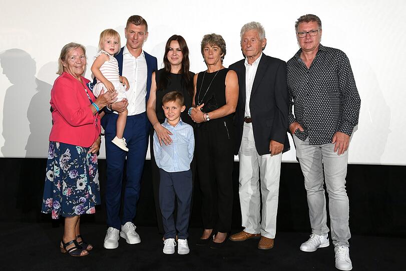 Toni Kroos mit Frau Jessica und den Kinder Leon und Amelie. Auch Kroos' Eltern Roland und Birgit sowie die Großeltern Heinz Kaemmer und Gudrun sind gekommen.