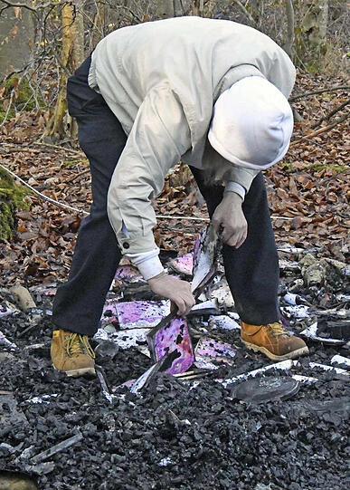 Die Bilder vom Feuerwehreinsatz am Freitag. Der Mann lebte in einer provisorischen Unterkunft in einem Waldstück bei Vaterstetten.
