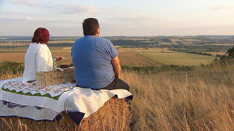 Helmut überrascht Angie mit einem Picknick mit toller Aussicht.