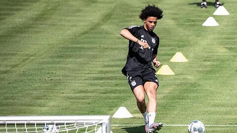 Leroy Sane spielt den Ball auf ein Tor. Foto: Matthias Balk/dpa/Archivbild