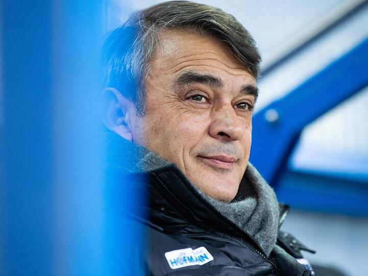Damir Buric, Cheftrainer von Greuther Fürth, sitzt vor dem Spiel auf der Trainerbank. Foto: Guido Kirchner/Archiv