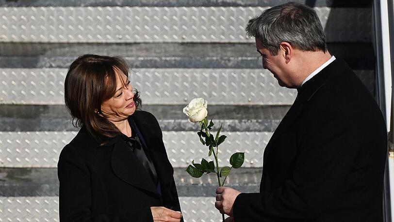Bayerns Ministerpräsident Markus Söder überreicht US-Vizepräsidentin Kamala Harris bei ihrer Ankunft in München eine weiße Rose.