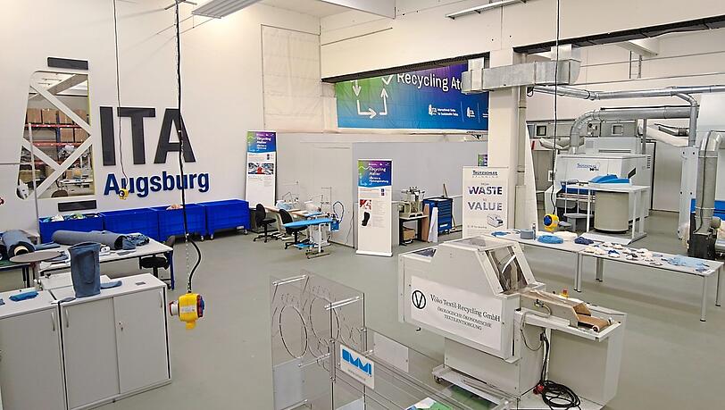Im Recycling Atelier in Augsburg ist eine Modellwerkstatt aufgebaut, die ökologische Produktionsweisen für Textilien erprobt. Aus alter Kleidung wird so brandneue.