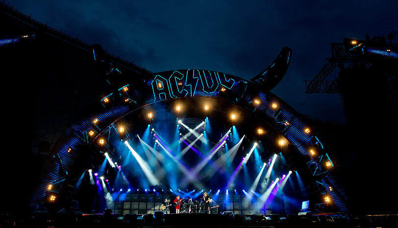 Der Sänger Brian Johnson (r) und der Gitarrist Angus Young der Australischen Rockband AC/DC 2015 im Olympiastadion auf der Bühne.