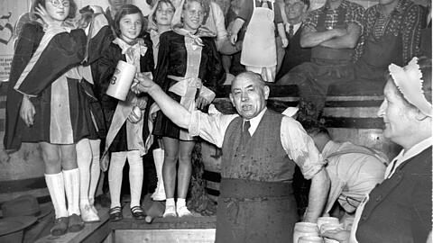 16. September 1950: Oberbürgermeister Thomas Wimmer hat im Schottenhamel erstmals angezapft. Nur halt nicht Spaten-Bier, das seit jeher im Schottenhamel zum Ausschank kommt, sondern ein Fass mit Hofbräu-Bier, wie an den Krügen deutlich zu sehen ist...