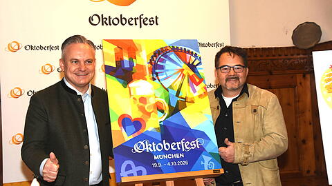 Wiesn-Chef Christian Scharpf (SPD) zusammen mit dem Sieger Florian Huber bei der offiziellen Pr&auml;sentation des neuen Plakats f&uuml;r das Oktoberfest 2026.