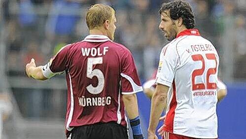 Trotz der enormen Meriten, die sich Ruud van Nistelrooy erworben hat, sieht Andy Wolf (links) dem Duell zuversichtlich entgegen Trotz der enormen Meriten, die sich Ruud van Nistelrooy erworben hat, sieht Andy Wolf (links) dem Duell zuversichtlich entgegen