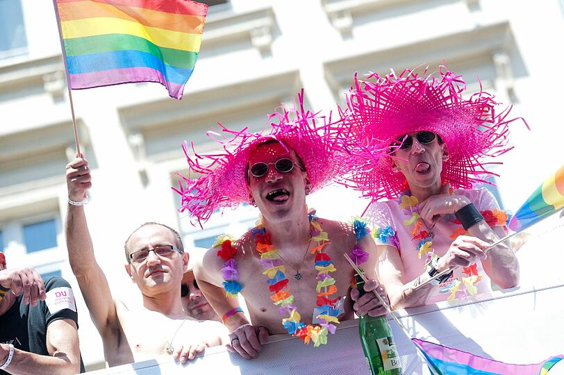 Kunterbunt und gut gelaunt: berlin feiert in schrillen Kostümen den Christopher Street Day! Hier gibts die Bilder von der Parade!