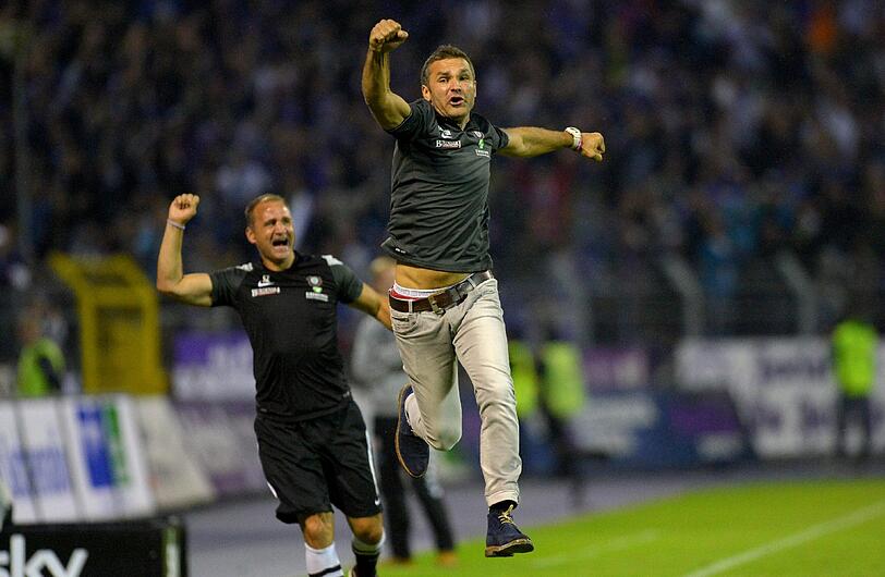 Starkes Duo: Aue-Trainer Tomislav Stipic (vorn) und Co-Trainer Steffen Ziffert jubeln über den Treffer zum 1:0 gegen St. Pauli.