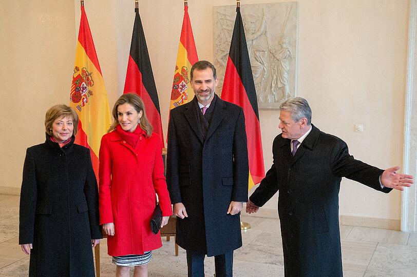 Bundespräsident Joachim Gauck und seine Lebensgefährtin Daniela Schadt empfangen vor dem Schloss Bellevue in Berlin Spaniens König Felipe VI. und Königin Letizia.
