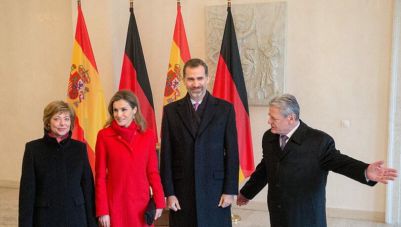 Bundespräsident Joachim Gauck und seine Lebensgefährtin Daniela Schadt empfangen vor dem Schloss Bellevue in Berlin Spaniens König Felipe VI. und Königin Letizia. Bundespräsident Joachim Gauck und seine Lebensgefährtin Daniela Schadt empfangen vor dem Schloss Bellevue in Berlin Spaniens König Felipe VI. und Königin Letizia.
