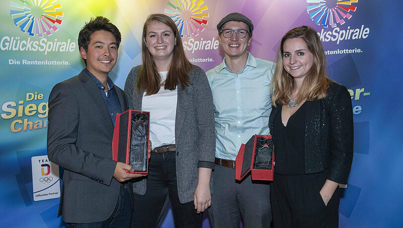 Glückliche Gewinner der GlücksSpirale Film-Awards 2018. Wer darf sich diesmal über einen Preis freuen? Glückliche Gewinner der GlücksSpirale Film-Awards 2018. Wer darf sich diesmal über einen Preis freuen?