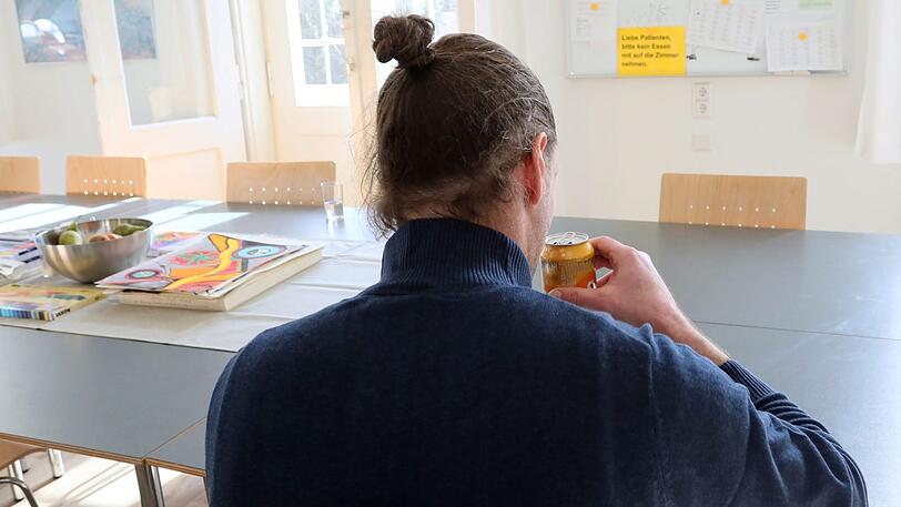 Der Münchner Michi N. im Maltherapieraum der "Villa". Hier versucht er, seine Heroinsucht in den Griff zu bekommen.