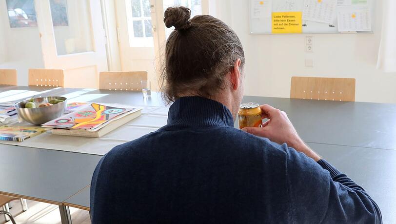 Der Münchner Michi N. im Maltherapieraum der "Villa". Hier versucht er, seine Heroinsucht in den Griff zu bekommen. Der Münchner Michi N. im Maltherapieraum der "Villa". Hier versucht er, seine Heroinsucht in den Griff zu bekommen.