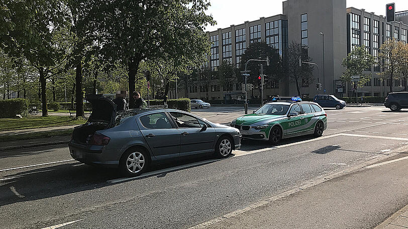 Die Polizei fasst die beiden Händler und kann sie schließlich festnehmen.