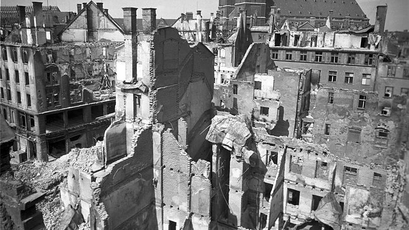 Der Färbergraben 1945 nach den Bombenangriffen der Alliierten &ndash; als Max Radlmayr im Dezember 1945 wieder nach Hause kommt, erkennt er seine Heimat fast nicht wieder.