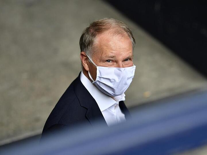 Stefan Reuter kommt mit medizinischem Mundschutz zum Spiel. Foto: Martin Meissner/AP-Pool/dpa/Archivbild