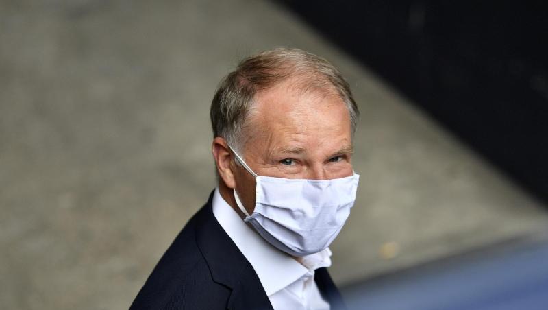 Stefan Reuter kommt mit medizinischem Mundschutz zum Spiel. Foto: Martin Meissner/AP-Pool/dpa/Archivbild Stefan Reuter kommt mit medizinischem Mundschutz zum Spiel. Foto: Martin Meissner/AP-Pool/dpa/Archivbild
