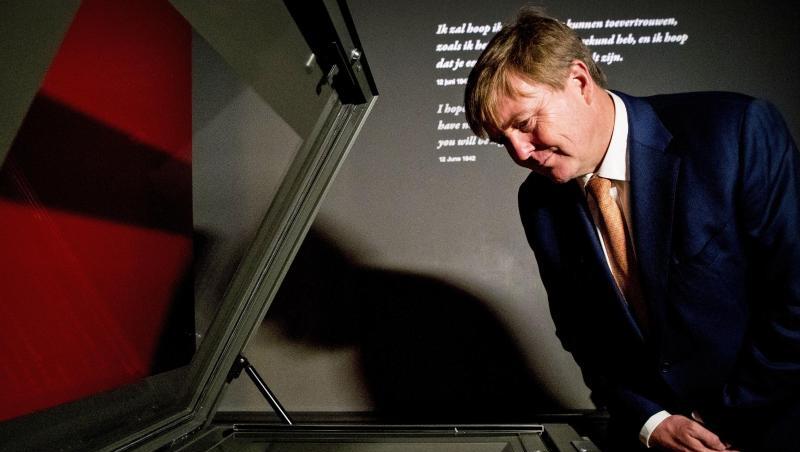 König Willem-Alexander der Niederlande betrachtet das Tagebuch der Anne Frank in einer Vitrine. König Willem-Alexander der Niederlande betrachtet das Tagebuch der Anne Frank in einer Vitrine.