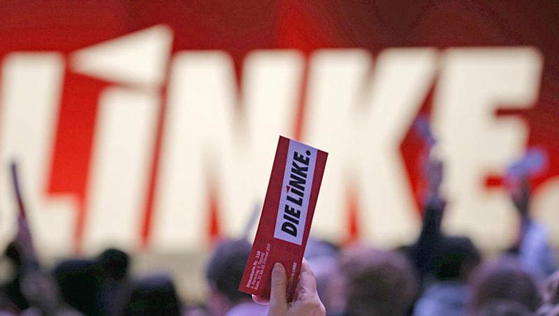 Delegierte der Linkspartei halten beim Parteitag in Bonn ihre Stimmkarte in die Luft. Delegierte der Linkspartei halten beim Parteitag in Bonn ihre Stimmkarte in die Luft.