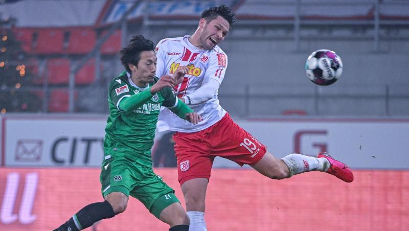 Sei Muroya (l) und Andreas Albers beim Kopfballduell.