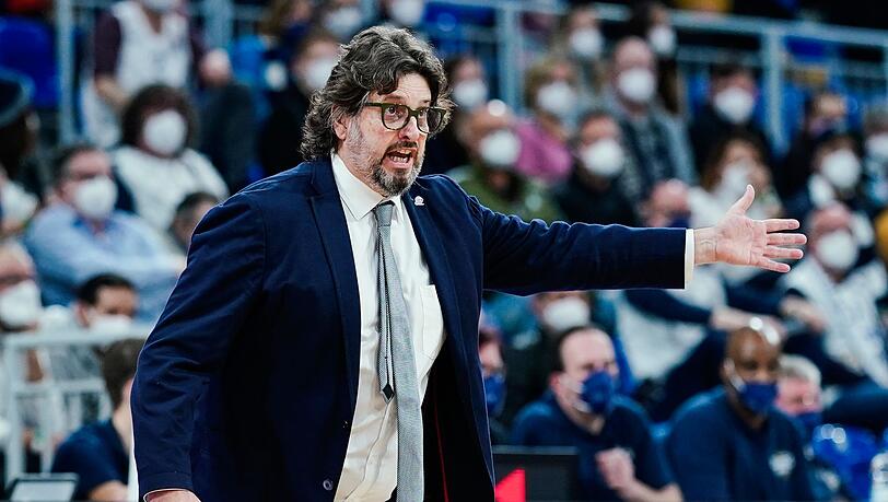 Münchens Trainer Andrea Trinchieri gestikuliert.