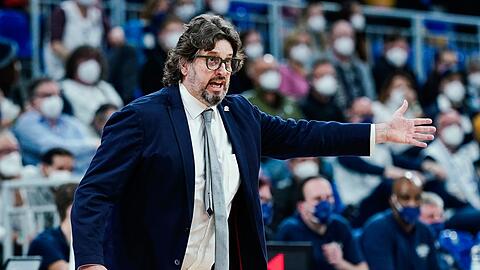 Münchens Trainer Andrea Trinchieri gestikuliert.