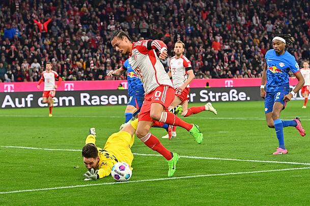 Riesenchance in der ersten Halbzeit: Bayern-Profi Leroy Sané (r.) will Leipzigs Torhüter Janis Blaswich umkurven, er verpasst dadurch den richtigen Moment für den Abschluss. Riesenchance in der ersten Halbzeit: Bayern-Profi Leroy Sané (r.) will Leipzigs Torhüter Janis Blaswich umkurven, er verpasst dadurch den richtigen Moment für den Abschluss.