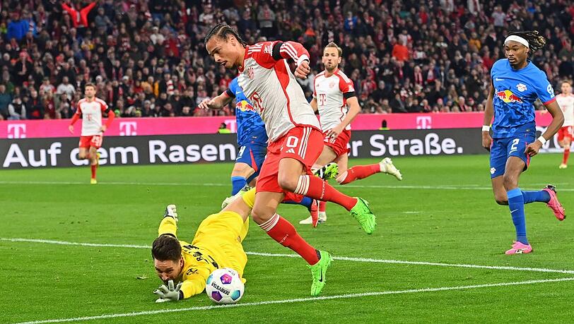 Riesenchance in der ersten Halbzeit: Bayern-Profi Leroy Sané (r.) will Leipzigs Torhüter Janis Blaswich umkurven, er verpasst dadurch den richtigen Moment für den Abschluss. Riesenchance in der ersten Halbzeit: Bayern-Profi Leroy Sané (r.) will Leipzigs Torhüter Janis Blaswich umkurven, er verpasst dadurch den richtigen Moment für den Abschluss.