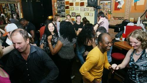 Sonntag, 22 Uhr, in der Buena Vista Bar: Tanzlehrer Michel (2. v. r.) und seine Schüler lassen gemeinsam mit Latinos die Hüften kreisen.