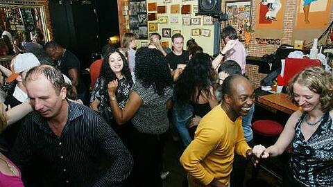 Sonntag, 22 Uhr, in der Buena Vista Bar: Tanzlehrer Michel (2. v. r.) und seine Schüler lassen gemeinsam mit Latinos die Hüften kreisen.