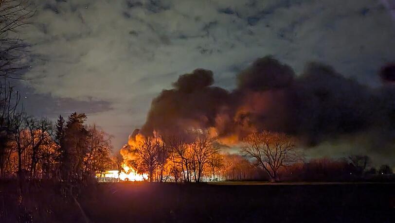 Schwarze Rauchschwaden in Untermenzing, ausgelöst durch den Brand der Polizeiautos.