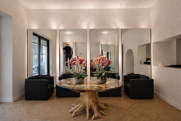 Im neuen Salon laufen die finalen Arbeiten der Handwerker.