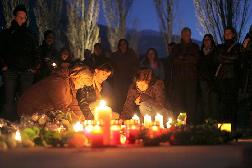 Trauer, Wut, Entsetzen: Nach dem schrecklichen Busunfall in der Schweiz mit 28 toten Menschen fallen sich Angehörige in die Arme, Freunde stellen Kerzen auf und besuchen Gottestdienste. Die Bilder