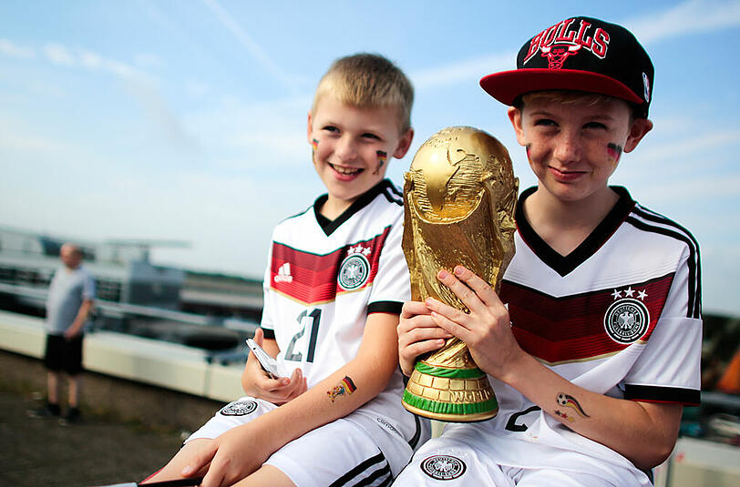Die deutschen Fans empfangen die Fußball-Weltmeister - die Bilder von der Berliner Fanmeile und dem Flughafen Tegel.