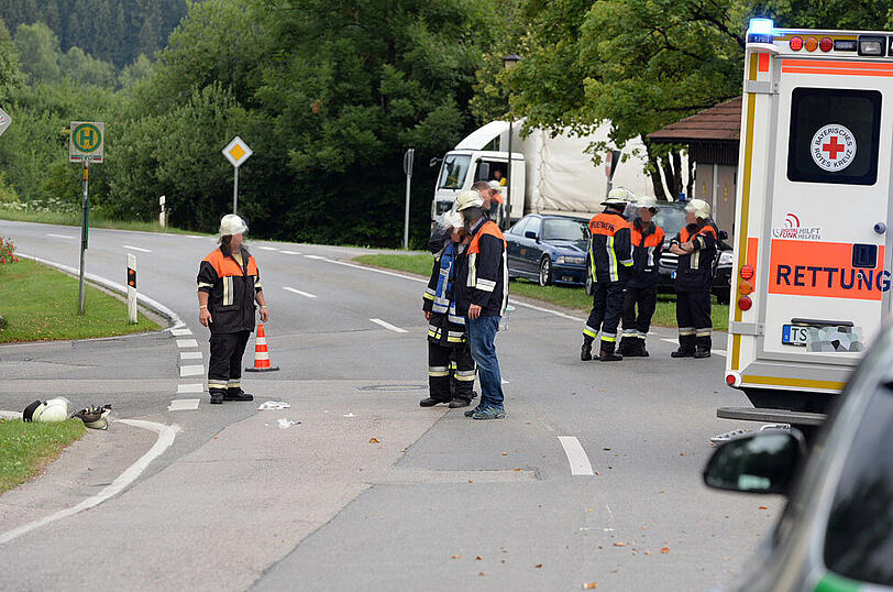 Eine 14 jährige wurde beim überqueren der Straße zum Bushäuschen von einem PKW erfasst und schwer Verletzt. Bilder der Unfallstelle.