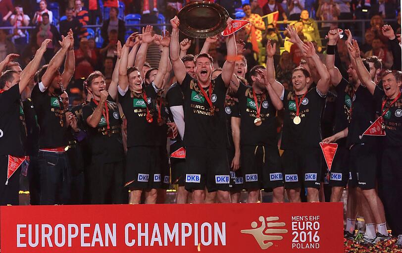 Ausgelassen feiern die deutschen Handballer am Sonntagabend ihren EM-Titel in Krakau. Die Bilder.