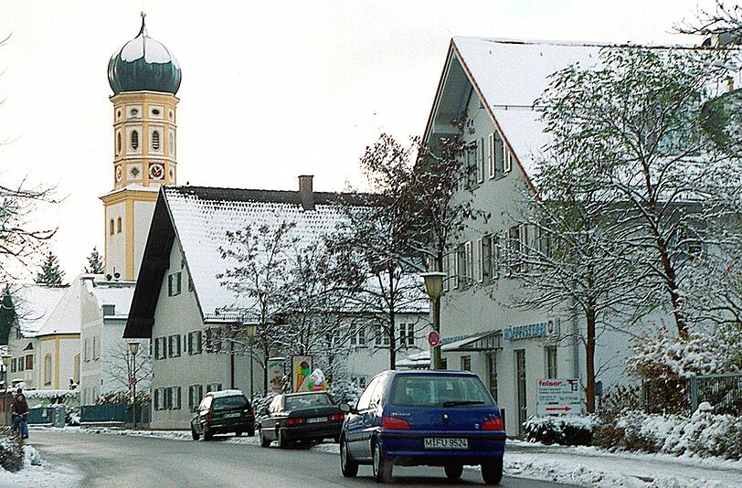 Im Ortskern von Hadern. Im Hintergrund die alte Kirche St. Peter