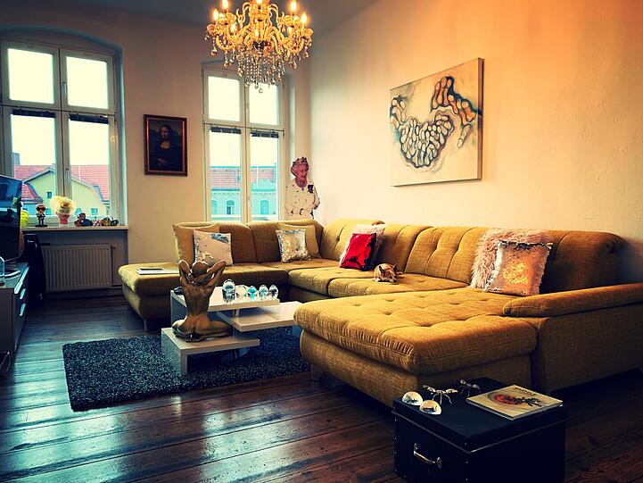 Auf dem Sofa in Daniel Wegscheiders Wohnzimmer wacht Hund Tinky.