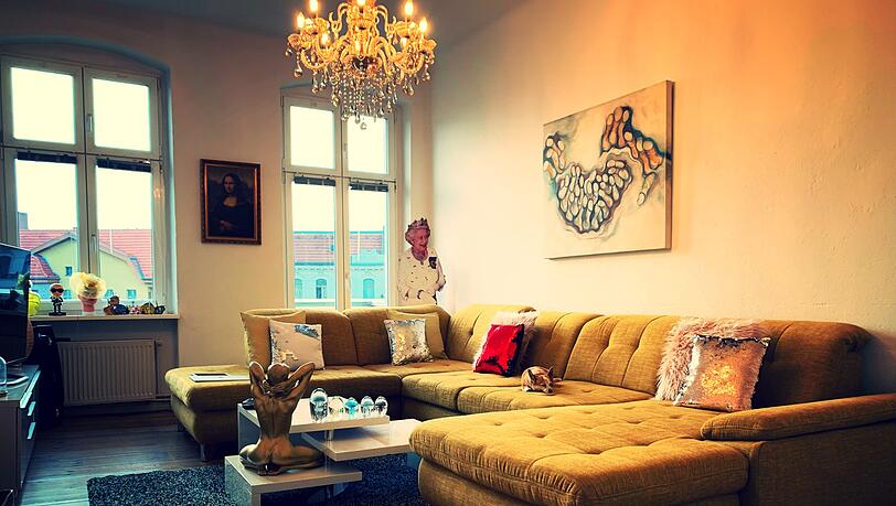 Auf dem Sofa in Daniel Wegscheiders Wohnzimmer wacht Hund Tinky. Auf dem Sofa in Daniel Wegscheiders Wohnzimmer wacht Hund Tinky.