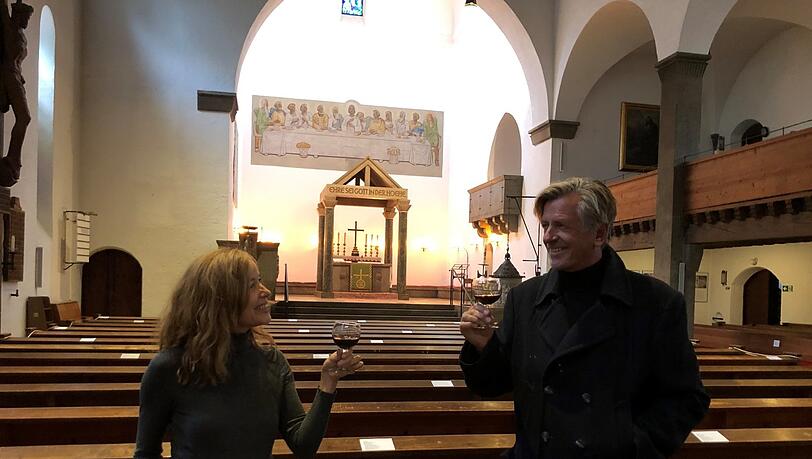 Mit Messwein auf eine gute Zusammenarbeit anstoßen: Fany Kammerlander und Pfarrer Bernd Berger in der Auferstehungskirche.